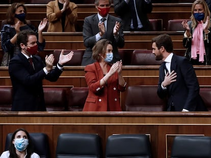 El líder del PP, Pablo Casado, es ovacionado por los miembros de su grupo parlamentario tras su intervención en la segunda sesión del debate de moción de censura presentada por Vox.