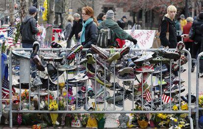 Homenaje a las víctimas en Copley Square, en Boston, elaborado con zapatillas de corredores.