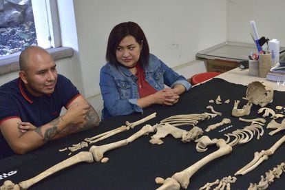La coordinadora de las excavaciones, Nancy Domínguez Rosas y el antropólogo físico Eduardo García Flores muestran una de las osamentas halladas cerca del Templo de San Hipólito