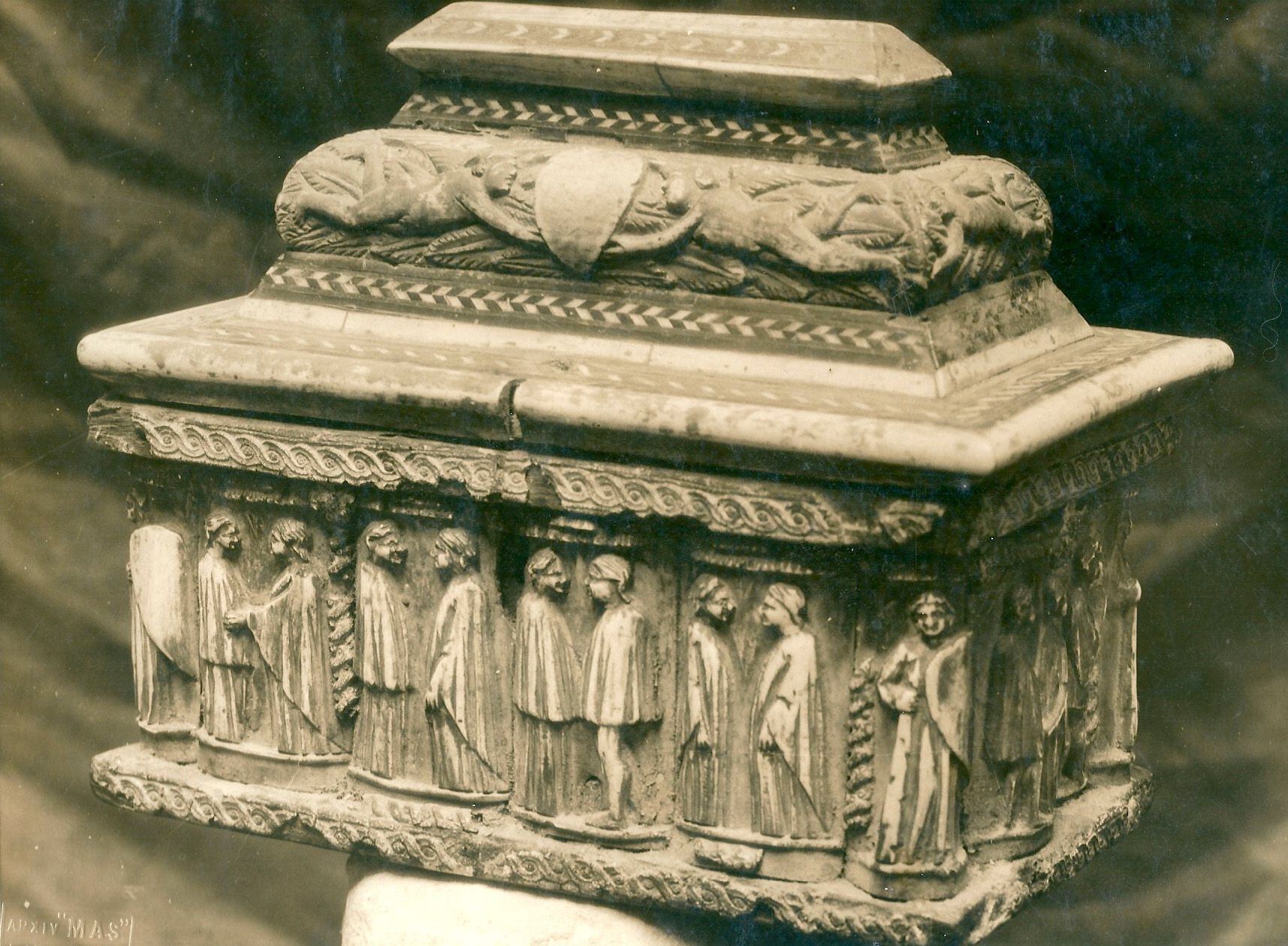 Arqueta litúrgica realizada en Génova en el siglo XVI de madera de ébano con 12 parejas de figuras mitológicas en hueso. Procede de Riudoms (Baix Camp) y no se recuperó tras el robo de 1980 de Erik el Belga.