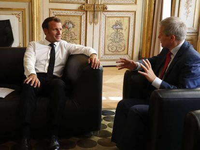 El presidente francés, Emmanuel Macron, con el eurodiputado Dacian Ciolos, este martes en el Palacio del Elíseo, en París.