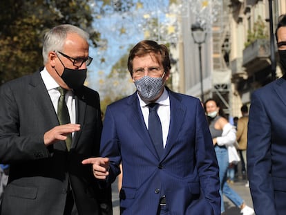 El alcalde de Madrid, José Luis Martínez-Almeida, pasea en Barcelona con el líder del grupo municipal del PP en el Ayuntamiento.