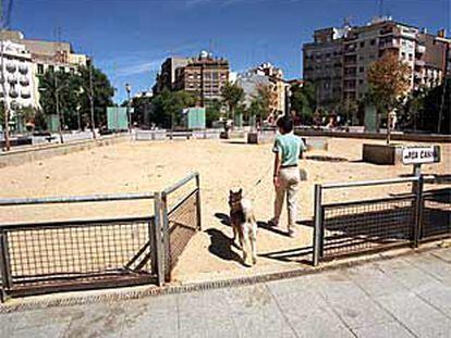 El espacio destinado a los perros en la plaza de Olavide.