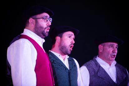 Un coro tradicional vasco durante el homenaje póstumo al chef Luis Irizar en el Centro Vasco-Euskal Etxea de Ciudad de México el 30 de mayo de 2023.