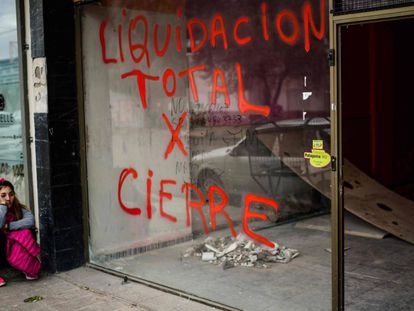 Un negocio cerrado en el centro de la ciudad de Trelew, provincia de Chubut.