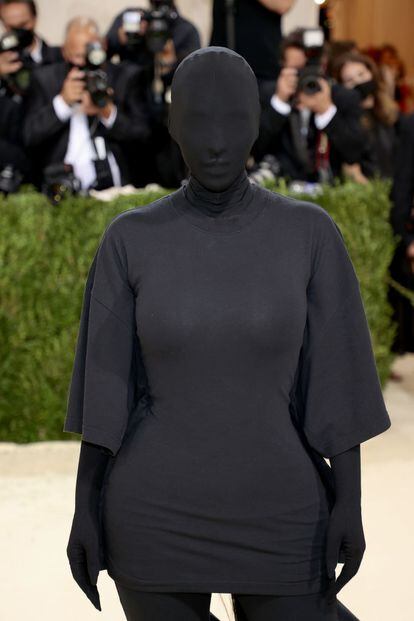 Siguiendo con la estética de máscaras que ha popularizado su ex, Kanye West, en la presentación de Donda, su úlitmo álbum, Kim Kardashian apareció con un diseño de Gvasalia para Balenciaga, que también ha creado el look de Donda.