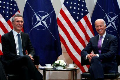 El presidente de EE UU, Joe Biden, junto al secretario general de la OTAN, Jens Stoltenberg, en una reunión en Múnich celebrada en 2015.