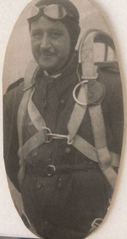 De la Puente con uniforme de aviador.