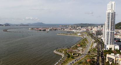 Una vista de la bah&iacute;a de Panam&aacute; que muestra la Cinta Costera, el Casco Antiguo y la calzada que lleva a las islas Naos, Perico, Culebra y Flamenco.