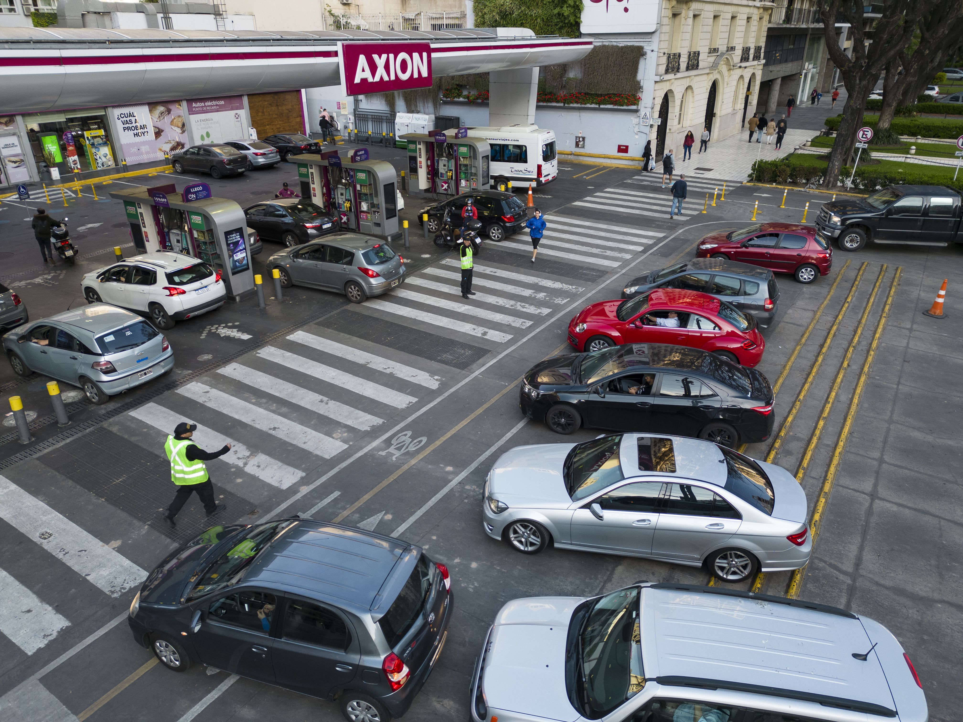 Industrias paradas y estaciones de servicio cerradas por la falta de gas en Argentina