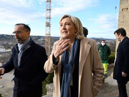 La líder del Reagrupamiento Nacional, Marine Le Pen, junto al alcalde de Béziers, Robert Ménard, en la localidad del sur de Francia, el 7 de enero de 2022.