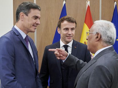 El primer ministro portugués António Costa conversa con Pedro Sánchez y Emmanuel Macron, tras el anuncio del acuerdo sobre infraestructuras energéticas entre los tres países, en Bruselas.