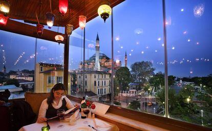 Vista de Santa Sofía desde una terraza de Estambul.