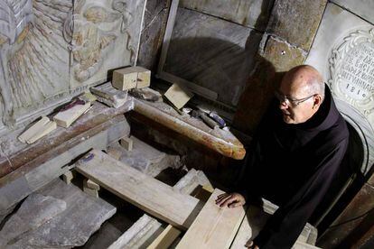Un fraile franciscano junto a la tumba de Jesús, donde se cree que su cuerpo estuvo enterrado.