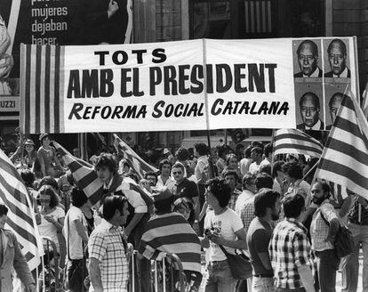 Manifestaci&oacute;n de la Diada de 1977 con pancartas de apoyo a Tarradellas.