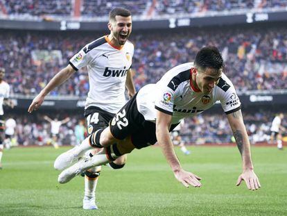 Maxi Gómez celebra su segundo gol ante el Barça en Mestalla.