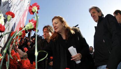 Pilar Manj&oacute;n deposita flores en la estaci&oacute;n Atocha.