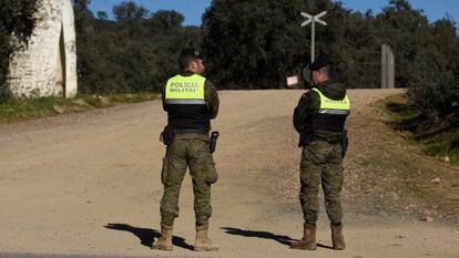 Militares custodian la entrada de la base de Cerro Muriano (Córdoba), donde el 21 de diciembre se ahogaron dos soldados en un ejercicio.