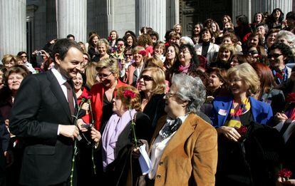 Zapatero rodeado de mujeres frente al Congreso el d&iacute;a en que se aprob&oacute; la  Ley de Igualdad.