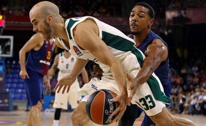 Pressey intenta robarle el bal&oacute;n a Calathes.