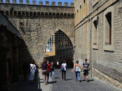 Varios viandantes cruzan las murallas de la almendra medieval 