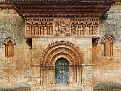 Portada de la iglesia de San Juan en Moarves de Ojeda (Palencia).