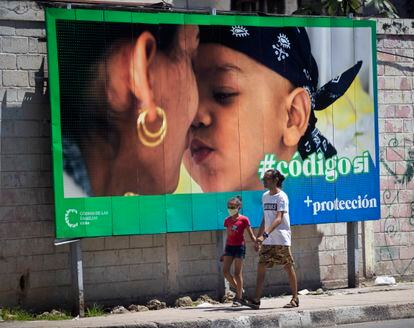 Más de ocho millones de cubanos están convocados este domingo a participar en el referendo sobre el paquete legislativo que abre la posibilidad a la legalización del matrimonio y la adopción entre personas del mismo sexo.

