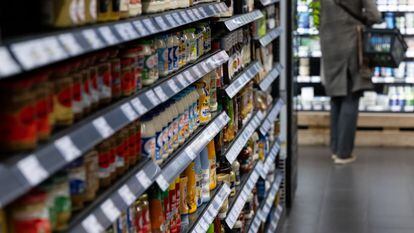 Una estantería con productos de comida en un supermercado alemán.