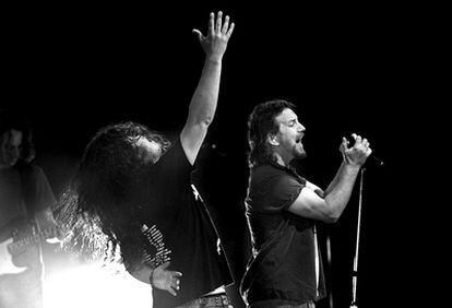 Daniel Larriet, en primer término, junto a Eddie Vedder el viernes 9 de julio en el BBK Live.