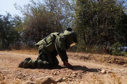 Un soldado busca minas antipersona en Aguililla, Michoacán, el 18 de febrero.
