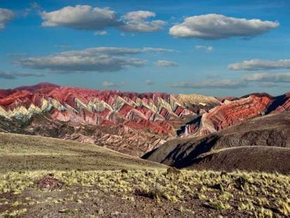 La serranía del Hornocal, con sus formaciones erosionadas en forma triangular, a 25 kilómetros de Humahuaca.