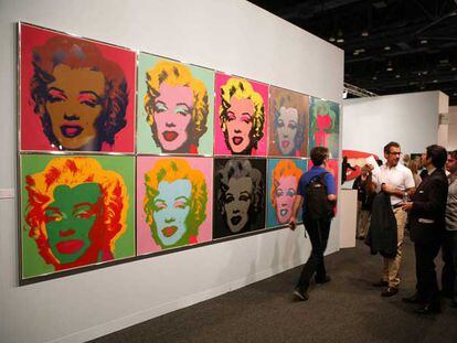 Serie de 10 grabados de Marilyn Monroe por Andy Warhol en uno de los <i>stands </i>de la feria.
