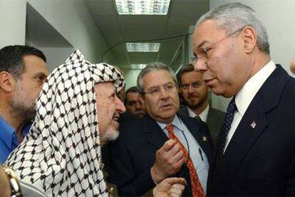 Arafat junto a Colin Powell en su cuartel general de Ramala en 2002.