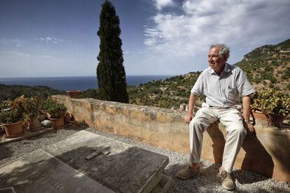 William Graves, en el cementerio de Deià, donde está enterrado su padre, en una imagen de comienzos de julio.