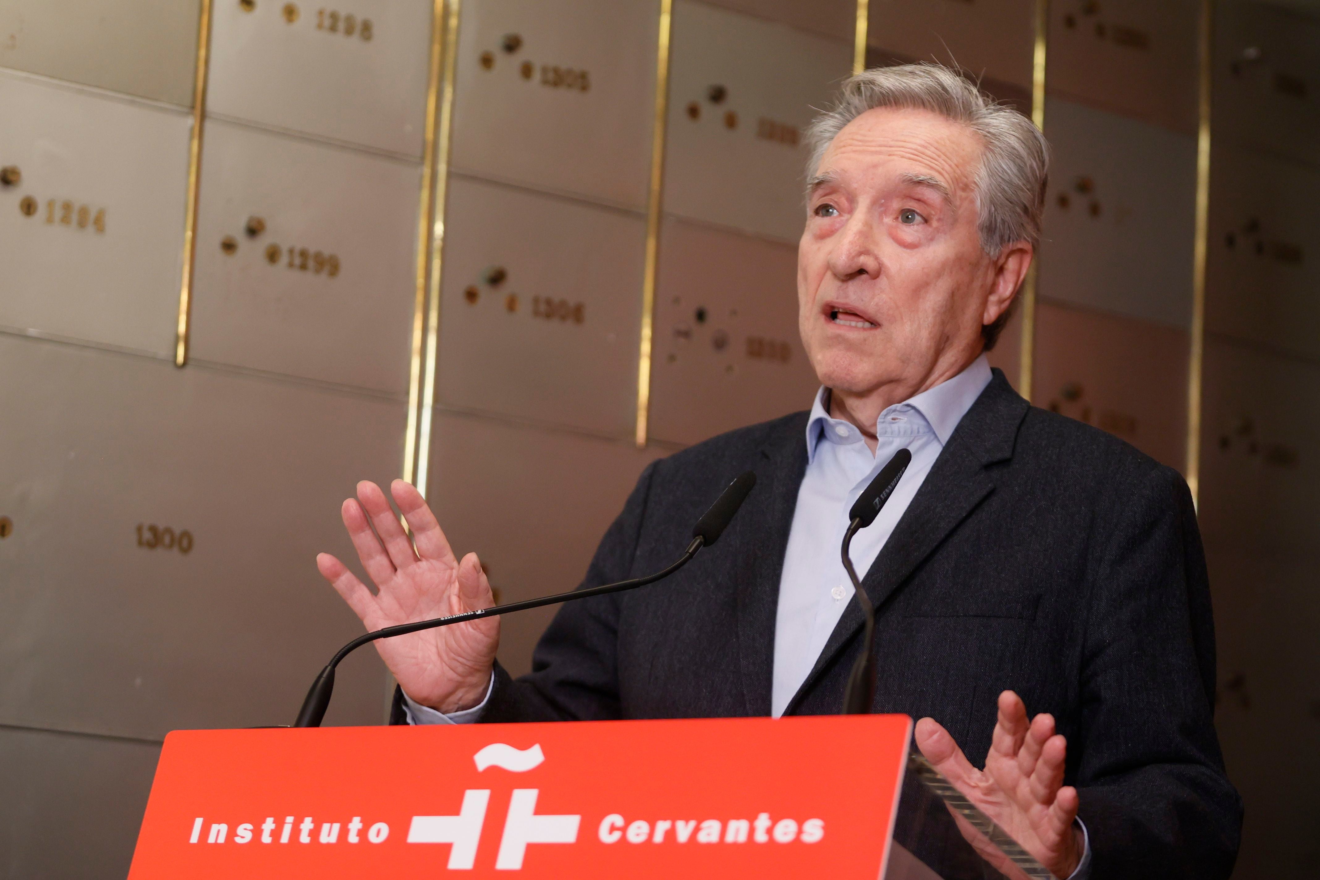 Un micrófono de la cadena SER, el legado de Iñaki Gabilondo en la Caja de las Letras del Cervantes