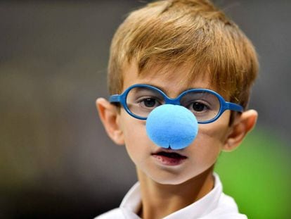 Un niño lleva una nariz azul como apoyo a los niños y adultos con autismo.