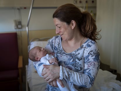 Una madre y su bebé, el 23 de abril, en el hospital Vall d'Hebron de Barcelona.