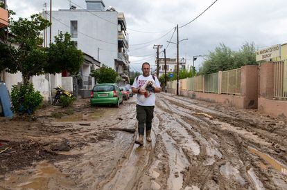 Volos (Greece), 07/09/2023.- A man tries to walk his dog at a rod full of mud after the storm named Daniel in the area of Volos, Magnesia, Greece, 07 September 2023. At least three people died as unprecedented bad weather conditions struck the country (tormenta, Grecia) EFE/EPA/HATZIPOLITIS NICOLAOS
