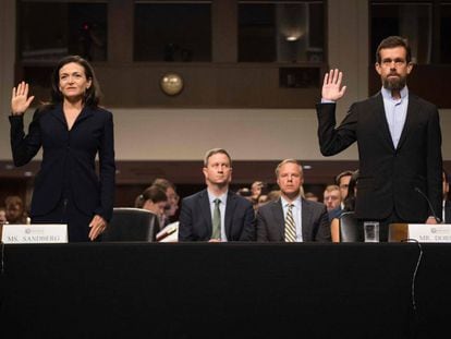 La directora de operaciones de Facebook, Sheryl Sandberg, y el director general de Twitter, Jack Dorsey, comparecen ante el Congreso de Estados Unidos.