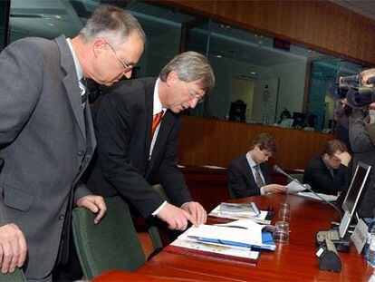 El presidente semestral de la UE, Jean-Claude Juncker (en el centro), junto al ministro alemán Hans Eichel.