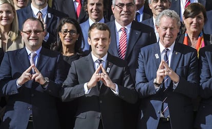 Macron posa con miembros de la comisión de evaluación del COI.