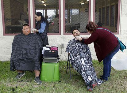 Voluntarias afeitan y cortan el pelo a dos vagabundos en Texas. DELCIA LOPEZ / THE MONITOR / AP