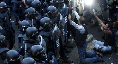 Manifestantes manos arriba ante los antidisturbios durante la concentraci&oacute;n Rodea el Congreso, el 25 de septiembre de 2012. 