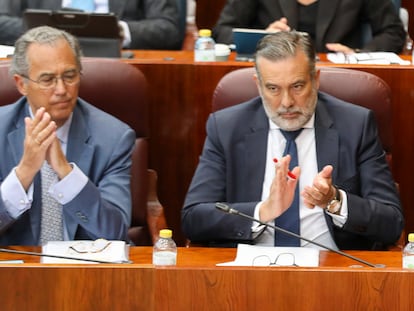 De izquierda a derecha, el consejero de Educación, Universidades y Ciencia y portavoz del Gobierno regional, Enrique Ossorio; el consejero de Presidencia, Justicia e Interior, Enrique López; y la presidenta de la Comunidad de Madrid, Isabel Díaz Ayuso.