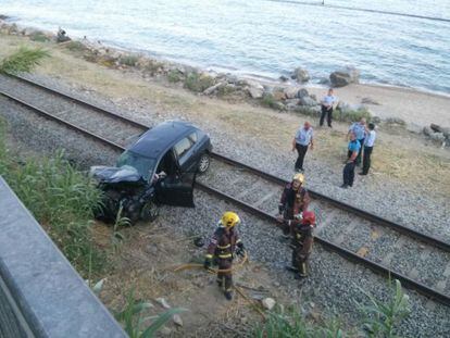 El cotxe caigut a la via del tren.
