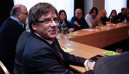 Carles Puigdemont, este lunes, en la reunión del grupo de Junts per Catalunya en Bruselas.
