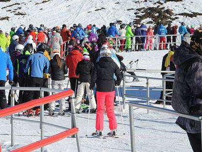 Cola de esquiadores en la estaci&oacute;n de Baqueira Beret, en el Val d&#039;Aran. 