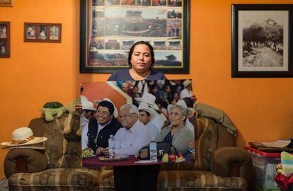 Beatriz González muestra una foto de su marido durante un acto político