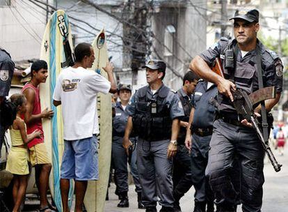 Policías brasileños montan guardia en una favela de Río de Janeiro.