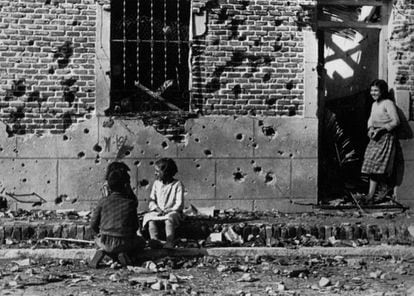 La foto de Robert Capa de unos niños delante de una casa en Entrevías, en noviembre de 1936.